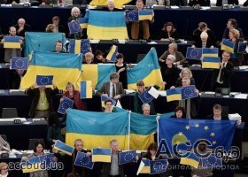 В сессионном зале Европарламента запестрели украинские флаги