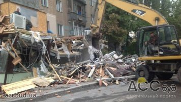 В Киеве начали демонтировать незаконный объект во дворе школы