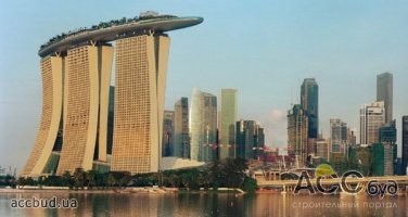 Туристический комплекс Marina Bay Sands в виде гандолы