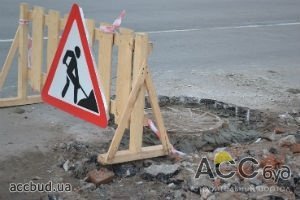 Автомобили, припаркованные на канализационных люках, препятствуют ремонтникам "Киевводоканала" 