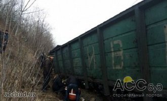 Поезд сошел с рельс во Львове, в результате чего два вагона упали в реку