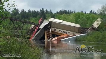 В Канаде рухнул в реку железнодорожный мост вместе с поездом