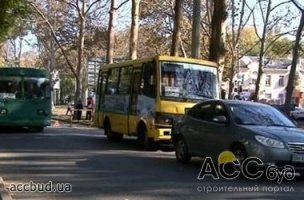 В Одессе очередное ДТП с маршруткой: водитель при обгоне троллейбуса влетел в иномарку