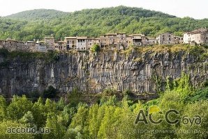 Кастеллфолли де ла Рока – деревня на базальтовом утесе