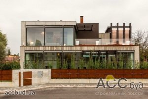 Трехсторонний дом от Giraldi Associati Architetti