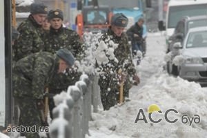 Украинская армия сражается с непогодой в областях