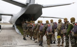 Курсанты первой Одесской Военной академии совершили первые парашютные прыжки