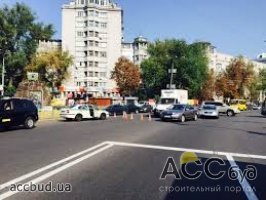 Возле метро "Арсенальная" тротуар заставили автомобилями