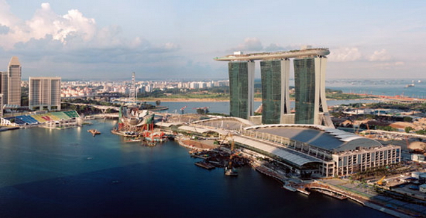 Туристический комплекс Marina Bay Sands в виде гандолы