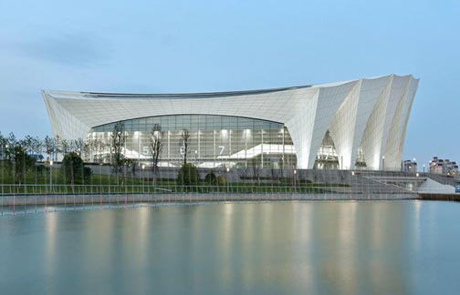 Просторный спортивный комплекс Shanghai Oriental Sports Center в Китае